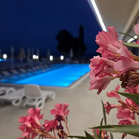 Sea View -10 Min To Beach -Weekend Spa Access -Garage Incl شقة